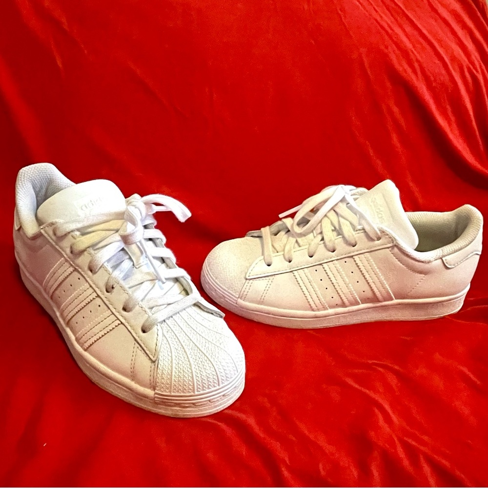 Womens Adidas’Superstar’ Shoes (4.5)